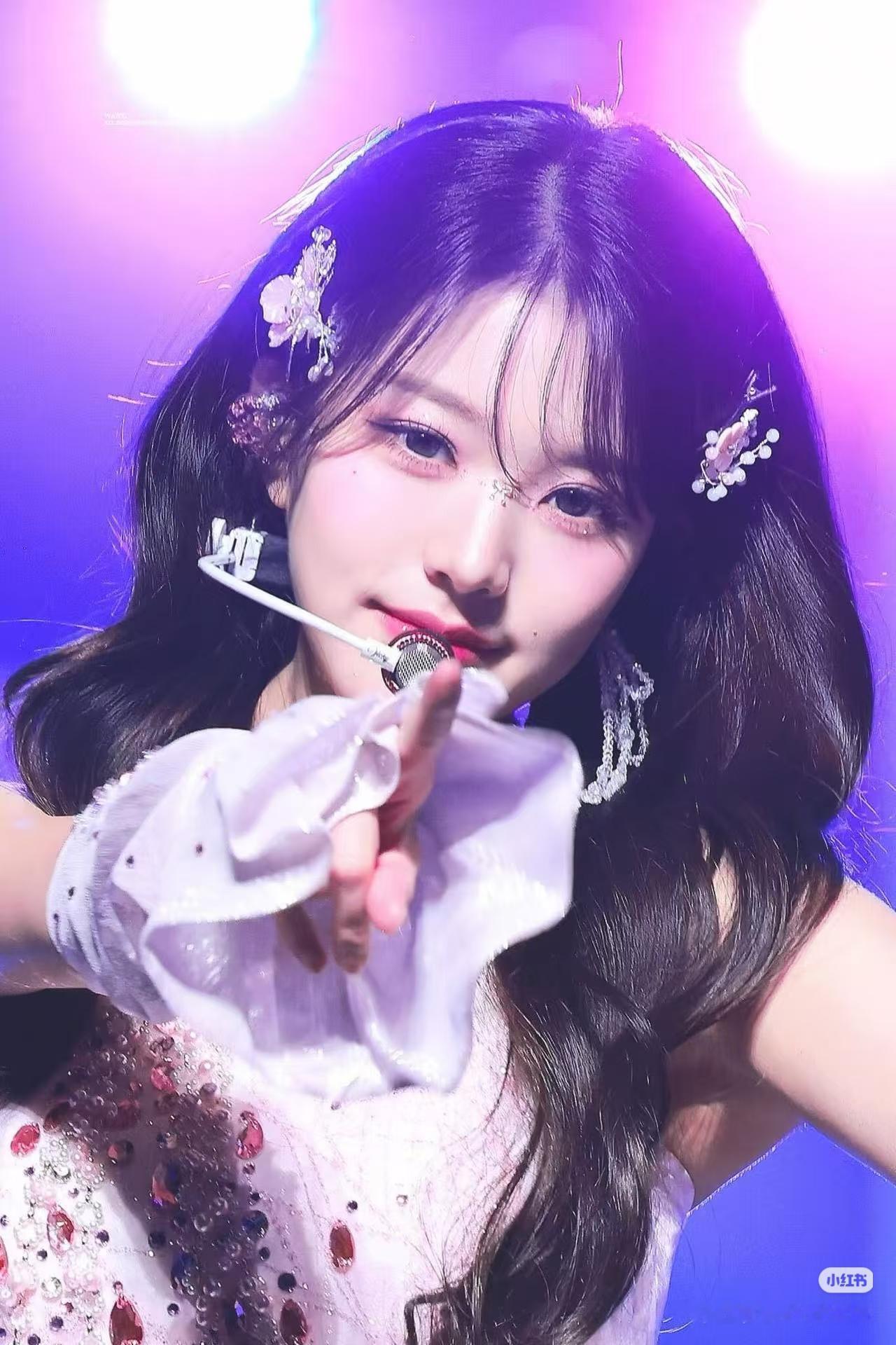 【扭曲的社会现象】
14岁女孩追星狂花15万
     数月内通过应援团队消费近