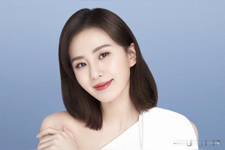 娱乐圈像个喧闹的集市，
人人争着亮嗓门、抢C位。
可偏偏有这样几位女星，像是散步