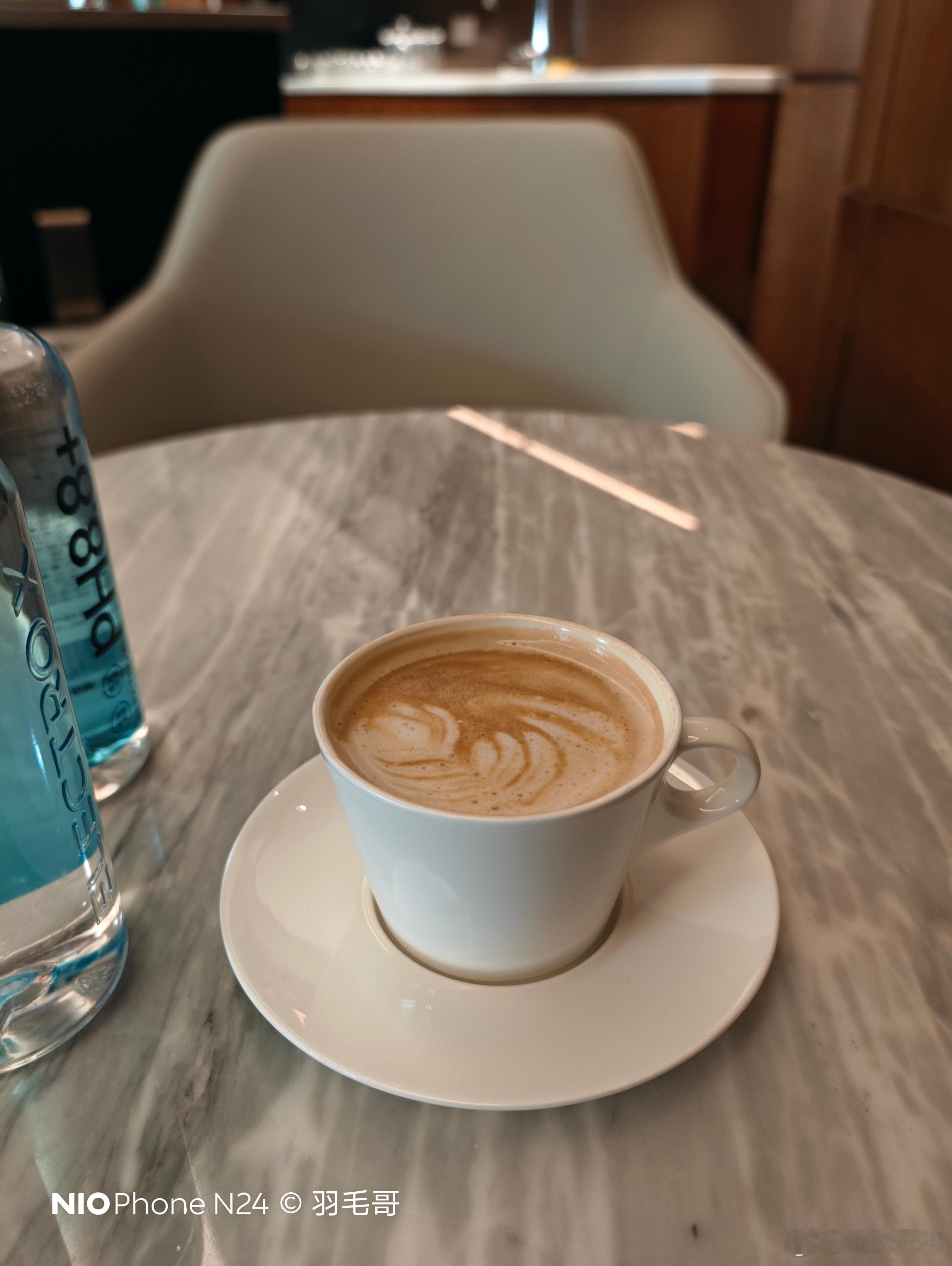 特别喜欢广州机场全新的T3航站楼，因为这里的东航贵宾厅有正紧的意式咖啡机和正紧师