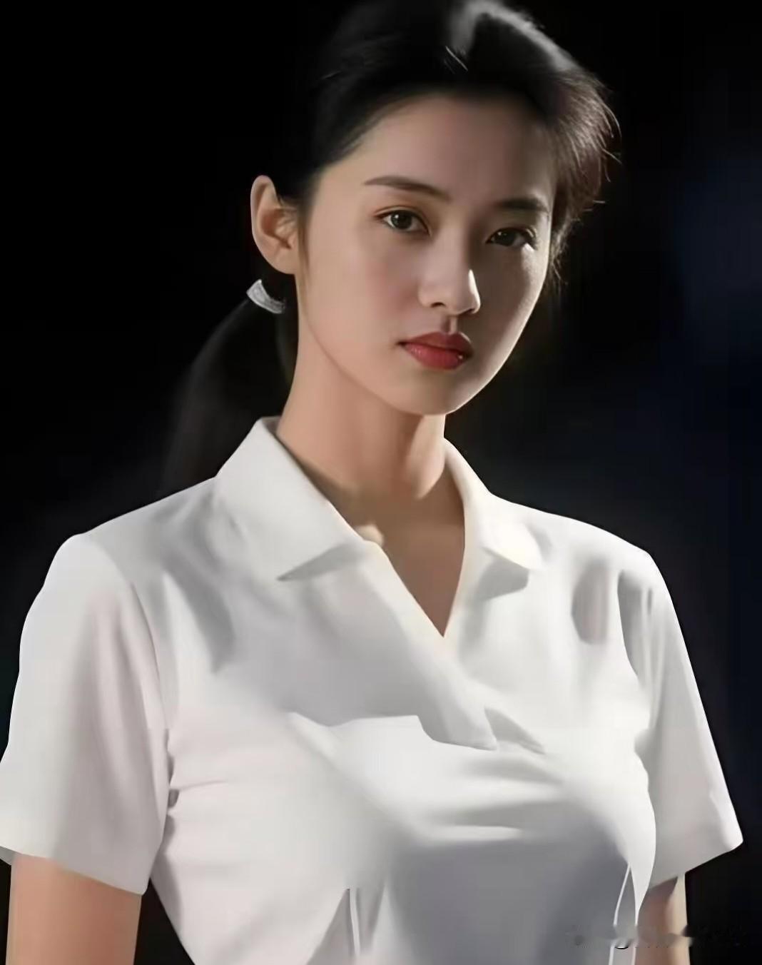 浣溪沙·素影凝光
 
素影清光落素衫，眉如远黛眼如潭。一身风骨自天然。
 
马尾
