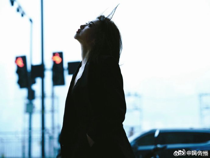 朱珠的贵气感穿搭夯爆内娱朱珠的侧颜确实很曼妙 内娱穿搭天花板朱珠！不堆大牌只重质