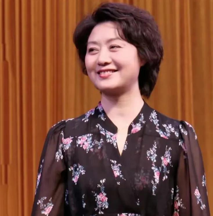 窦文涛说，识人断事，要懂得跟有的人保持距离，因为他面露贼光。相反的是，有些人的质