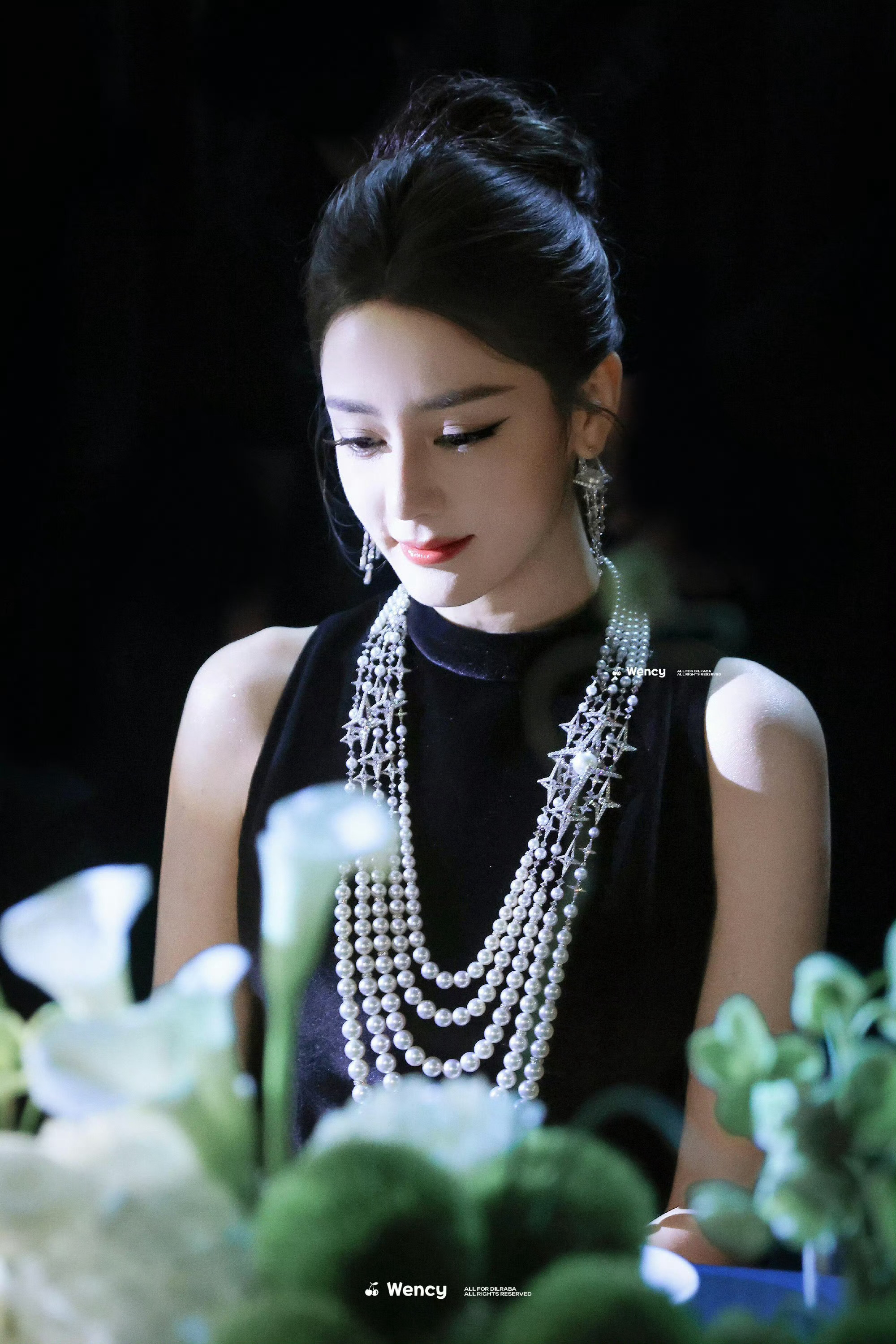 嘉人CEO发了与迪丽热巴合照，迪丽热巴这状态夯爆了！谁不想和美神合照留念啊啊啊！