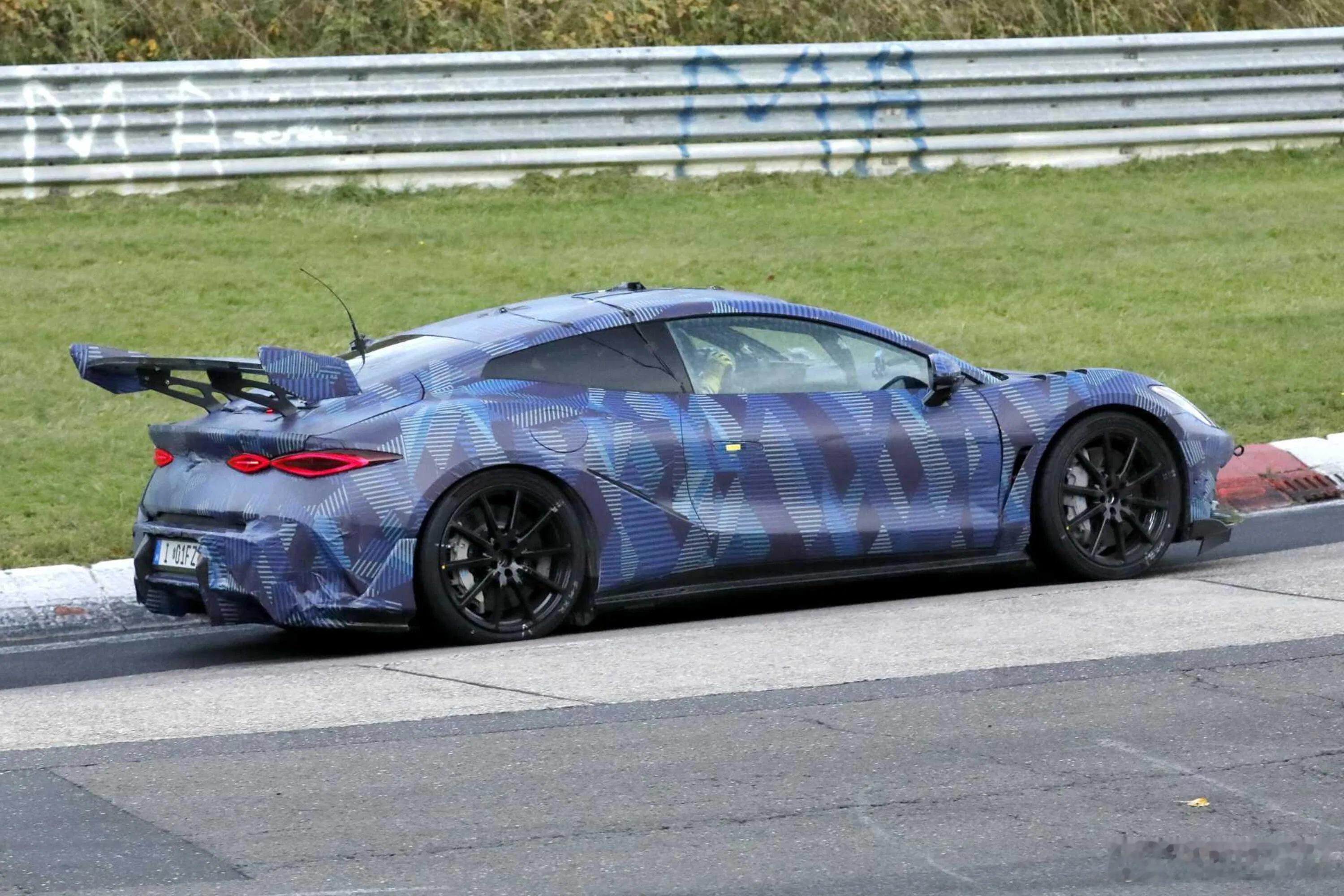 有人质疑说，腾势概念跑车，腾势 Z 的性能？我只能说，用 1 根手指就能回答你。