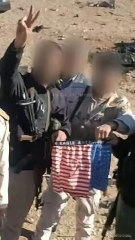 这张流出来照片太有讽刺意义了。没想到伊朗军人搜寻到美战机飞行员的底裤，并展示出来