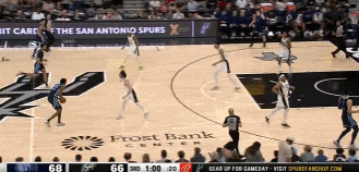 NBA赛场镜头：文班亚马炸裂天赋，站帽对手得球权，进攻回合暴扣展现好腰力，战斧扣