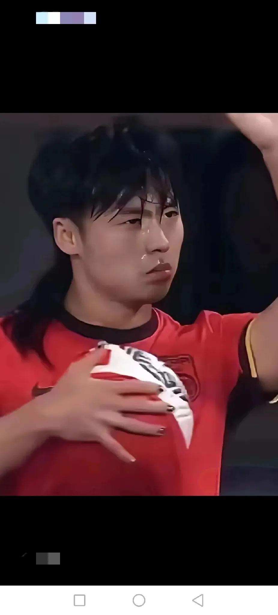 美加墨世界杯48国球员拼球技，中国队当看客。看到这张中国u22足球队员汪士钦一头