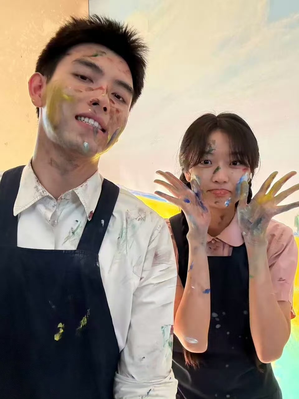 陈飞宇孙千换了情头天呐！孙千陈飞宇换油菜花田情头，这也太会了吧，剧里剧外都撒糖，