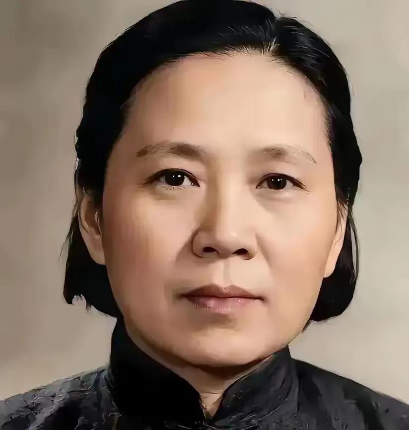 杨庆兰被陈赓找到时正在院子里晾衣服，她愣了愣，手上的水珠滴在棉布衫上，半晌才轻声