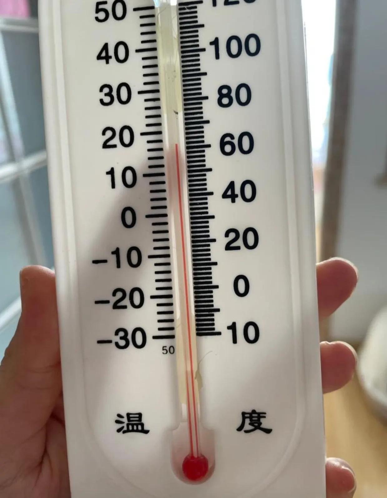 暖气不热，屋里只有17度。供热的过来看了看说，我家阳台没关门，窗户漏风。

我把