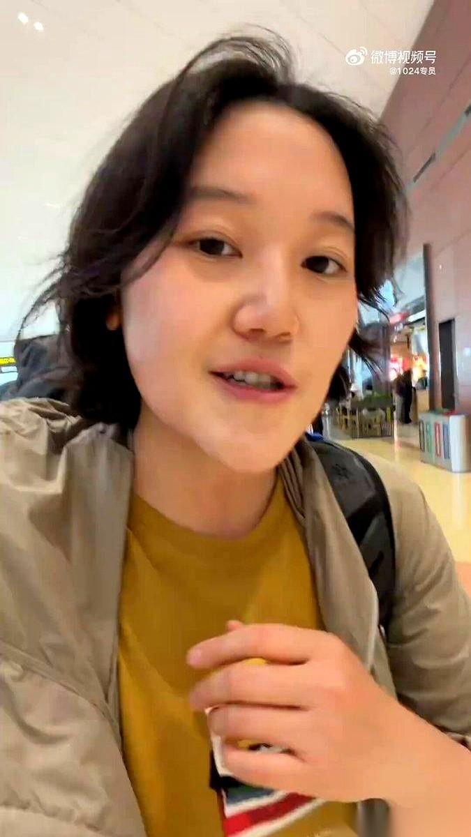 把鸡蛋叫“母鸡的月经”。
我当时就惊了。
一个姑娘，在成都天府机场，说自己是素食