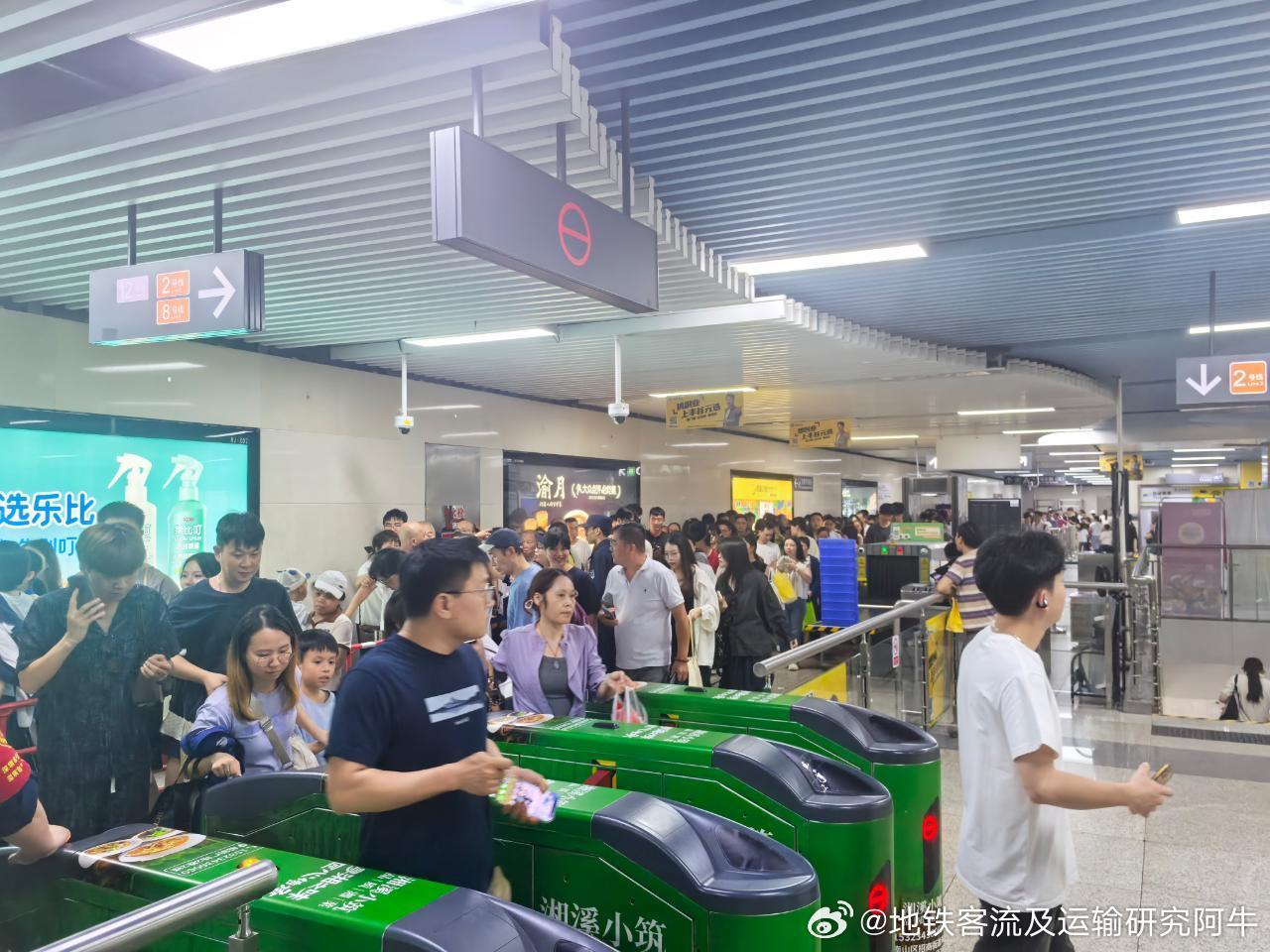 深圳地铁 网友：2026.5.1（周五，五一假期首日，多云间晴）晚上20:20左