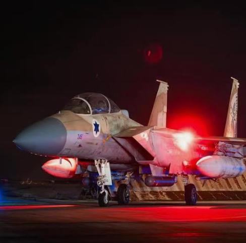 天雷地火一起打击伊朗，以色列80多架战机，一起扑向德黑兰，爆炸数百名伊朗革命卫队