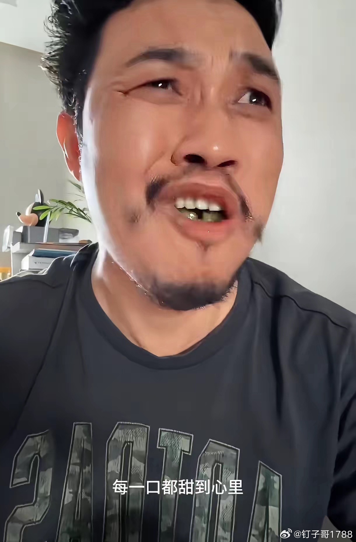 大曾子从桂林出来，连吃2.5个跌停板，顶不住了，空仓了。一口一个爆汁，吃完心情都