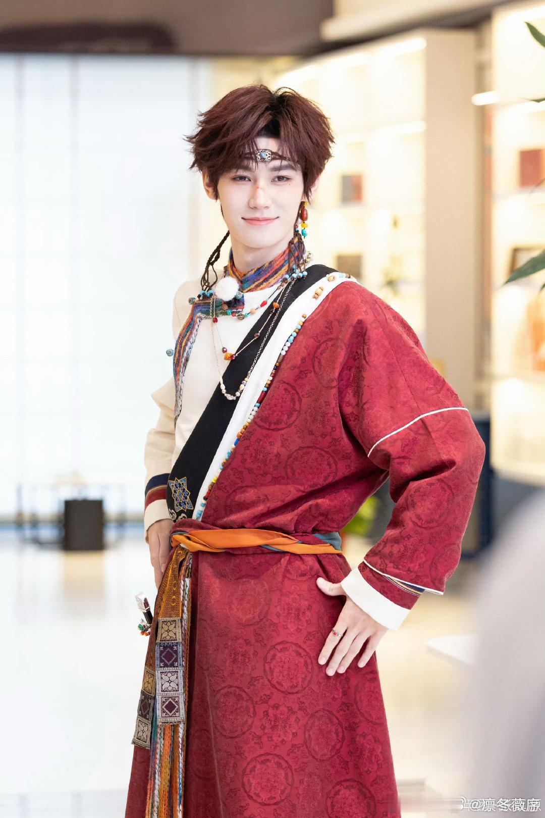 张真源游泳自带脚蹼 每次刷到他游泳的片段都忍不住笑，这游泳速度，说他自带脚蹼谁会