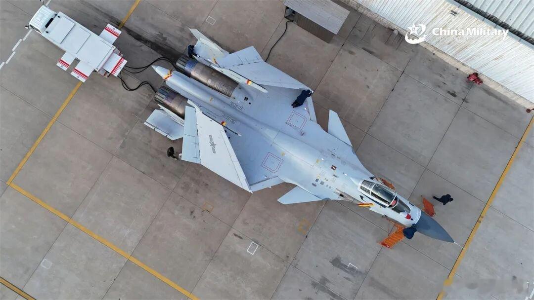 歼15折叠以后是真窄啊虽然把带挂架的机翼也折叠进去了但是宽度比歼35还极限 