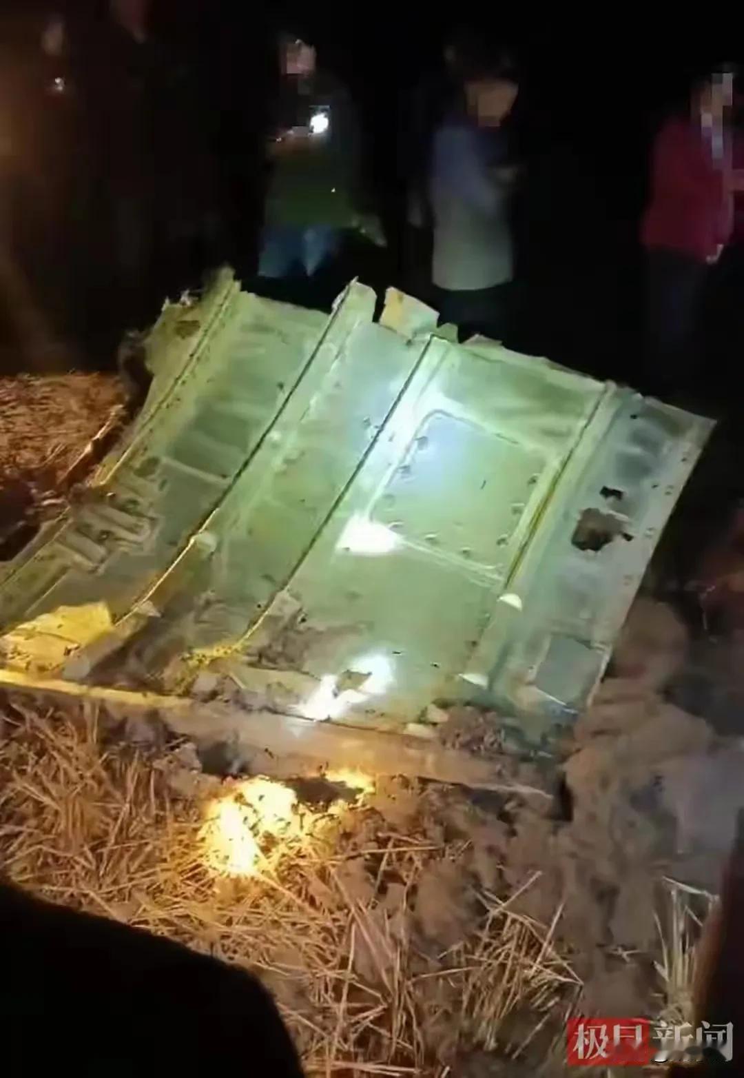 10月15日夜间，有大型弧形银色金属物从高空坠落至湖南岳阳湘阴县境内，外观明显损