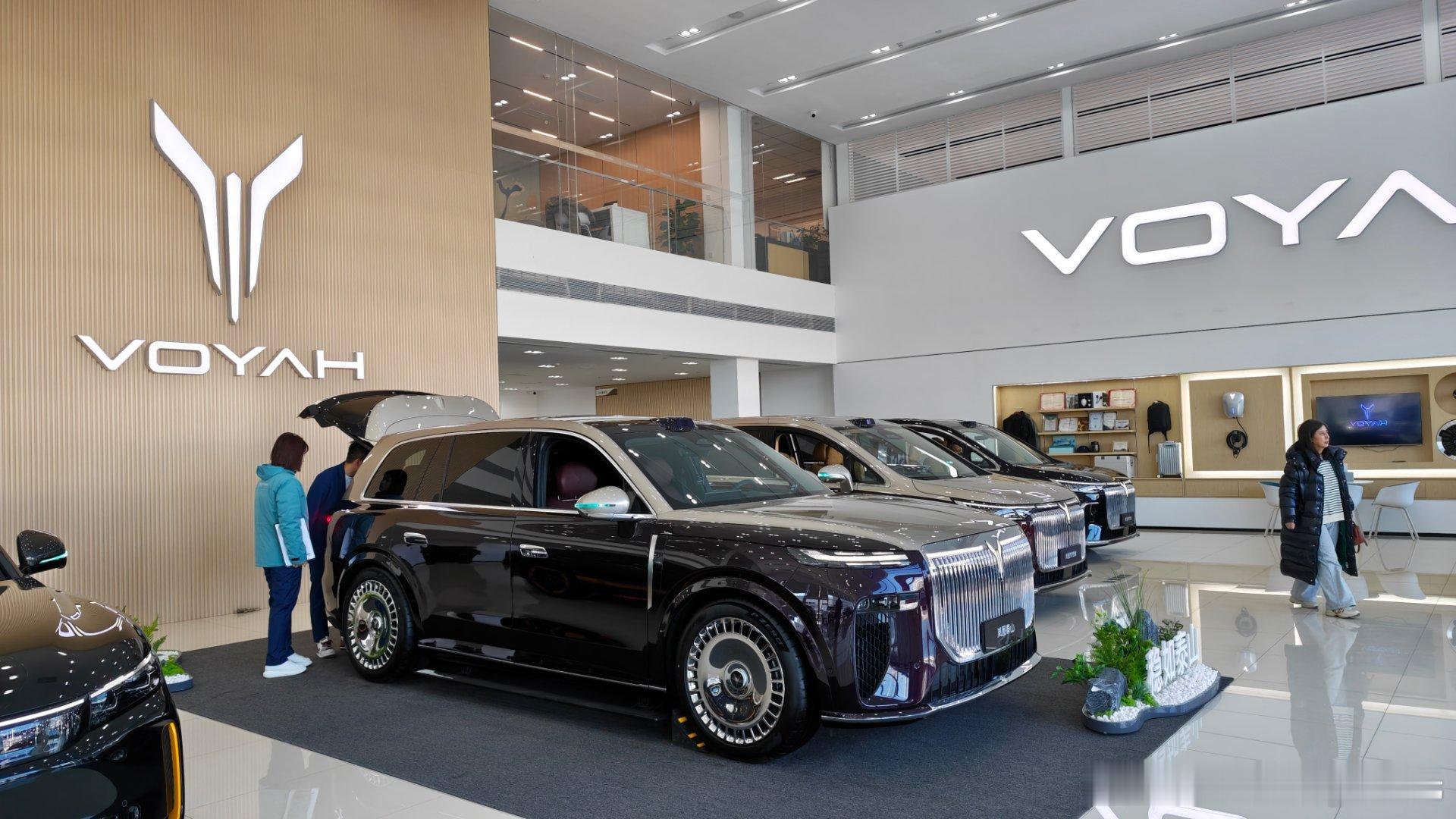 现在真火啊，店里全是看车的人，最后一图那一大溜都是今天下午交付的车。 