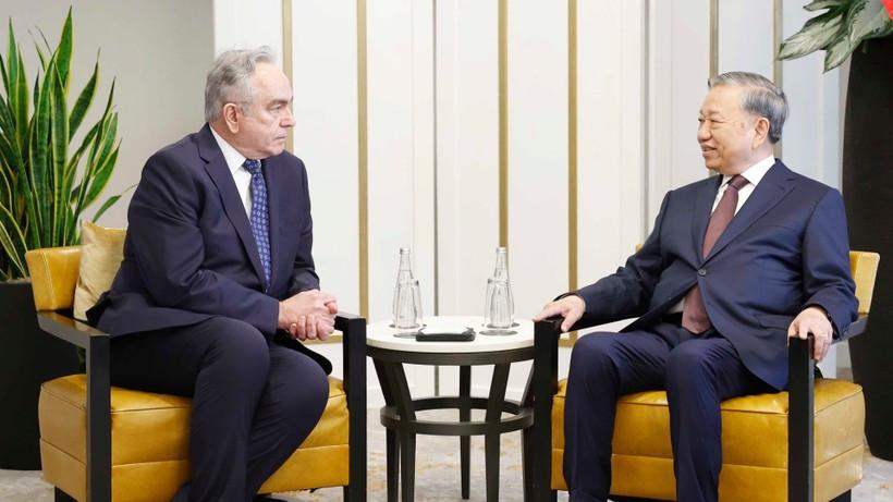 何等的自信！苏林会见了美国前副国务卿库尔特·坎贝尔，从双方的坐姿可以看出，苏林在