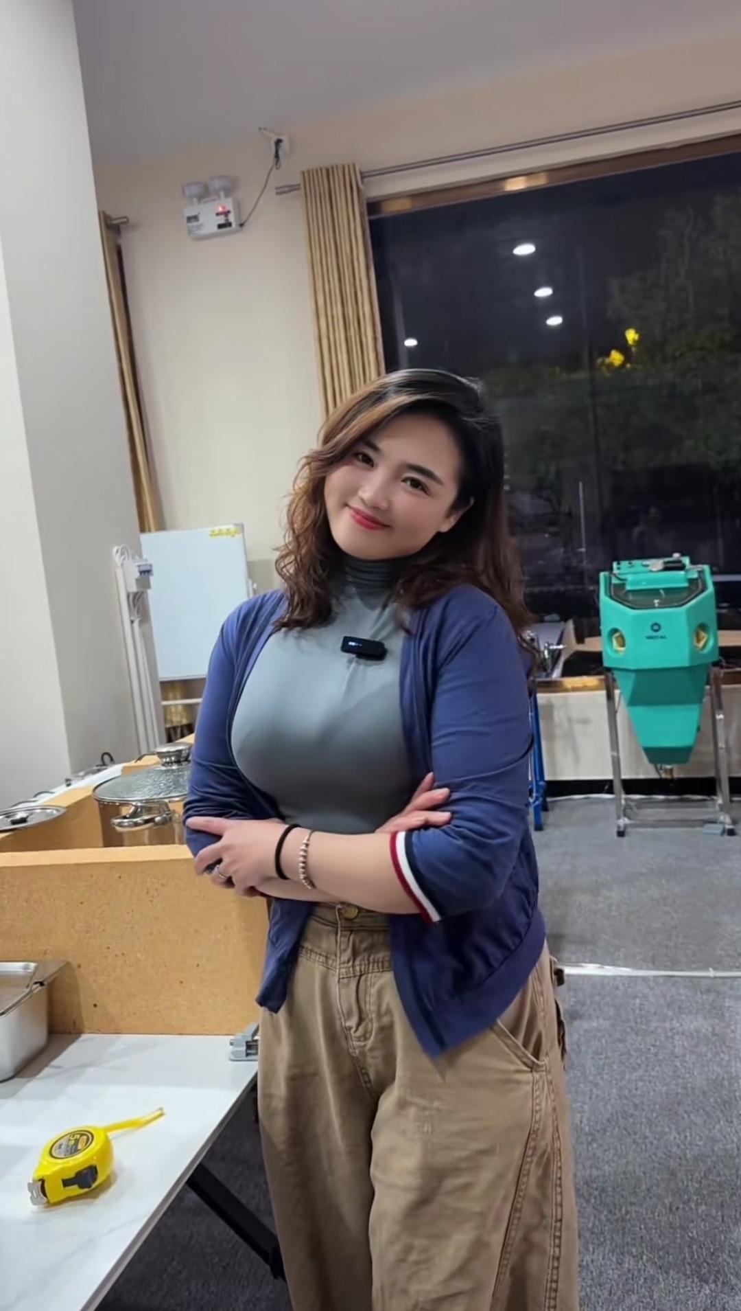 她笑得真甜，看着真舒服！