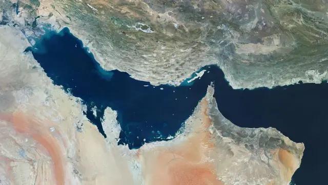 据中东眼媒体报道，阿拉伯海深处的一声巨响打破了夜色，美国中央司令部随后发布的一组