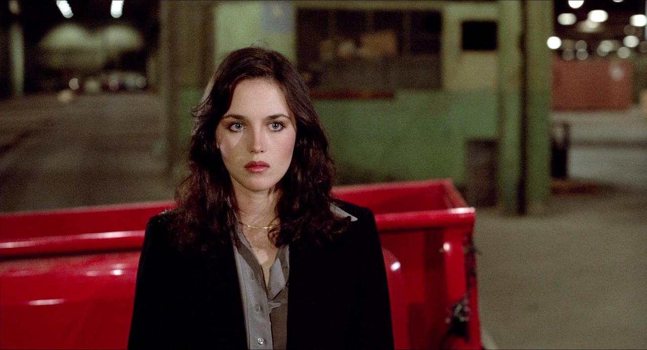 迷离夜色下的冷艳阿佳妮也太美了吧！
在《虎口拔牙》这部影片中
22岁的女神表现出