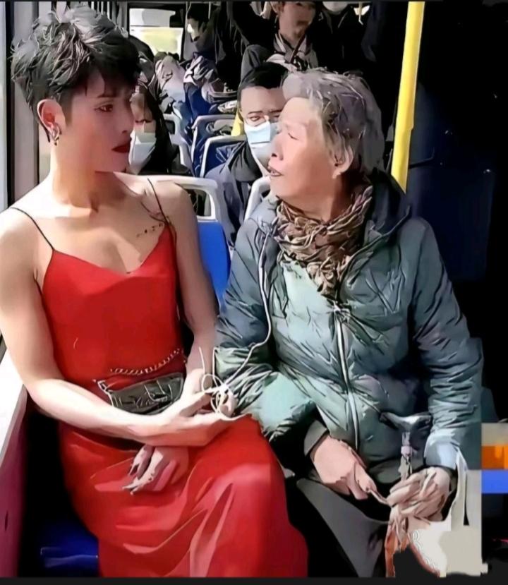 两代人的碰撞！
    公交车上的大妈疑惑了一路：我身边这位后生到底是他还是她？