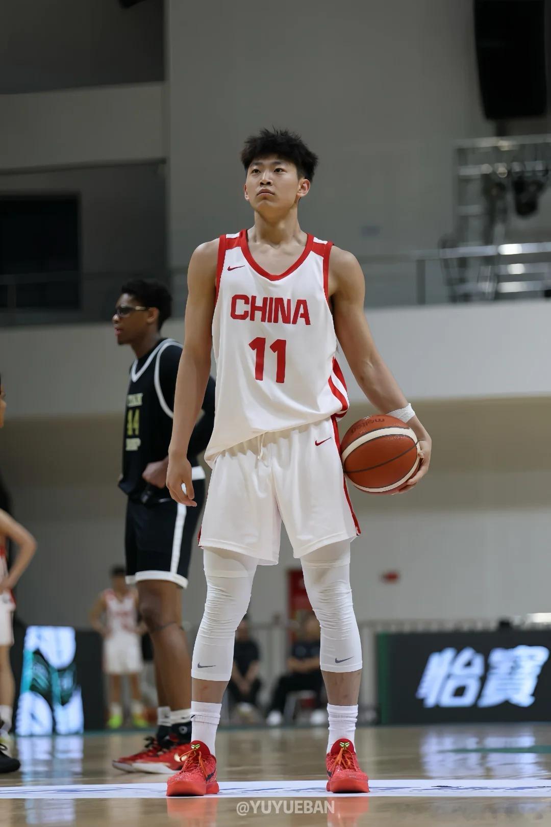 据《中国体育报》消息，2026年国际篮联U17男篮世界杯中国国青14人集训名单正