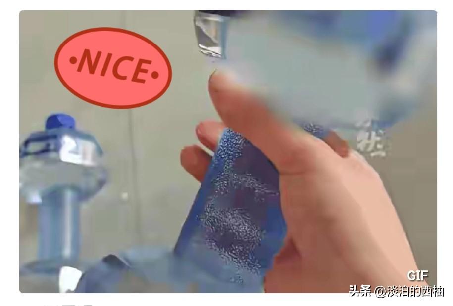“太有赚钱的头脑了！”一家生产矿泉水的公司老板突发奇想，将矿泉水瓶子做成哑铃的形