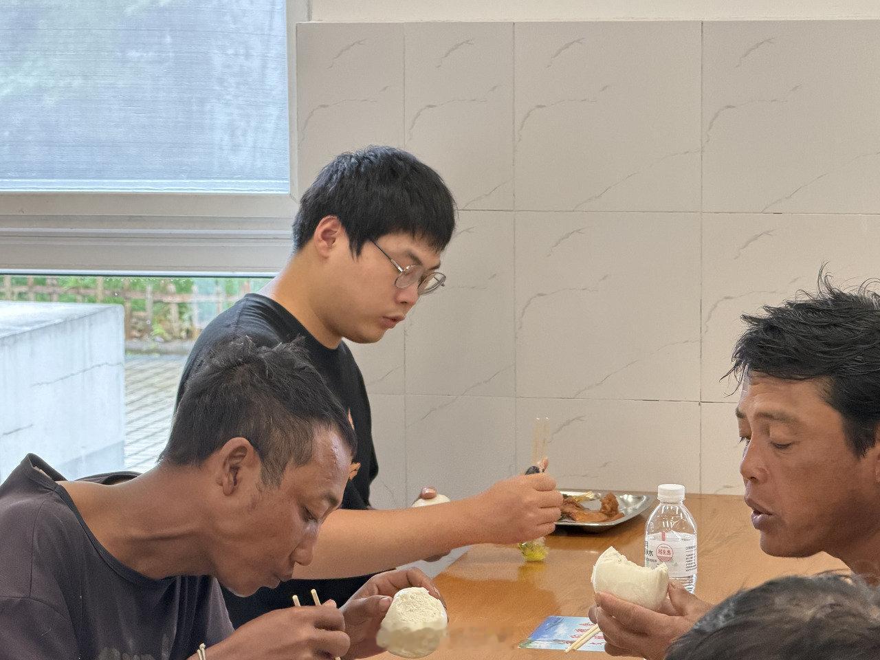 宁波安置点的善意打动考研小伙 台风“沙德尔”来袭，河南平顶山学院学生苗新宇再次来