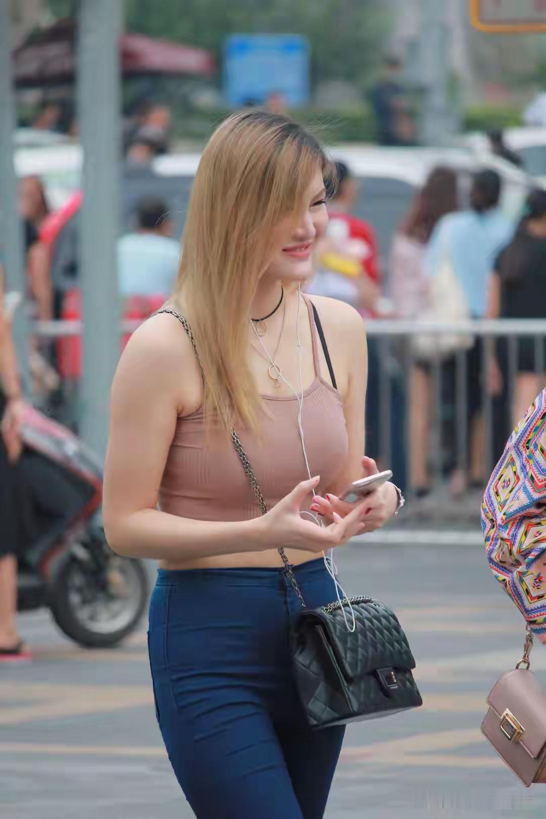 你说一个女的在大街上打扮得很性感，她是为啥？难不成她认为满大街都是她老公吧？