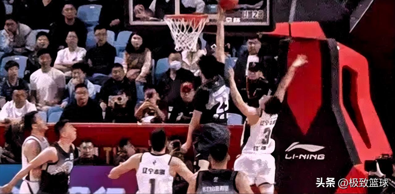 辽宁老将赵继伟真是拉完了！在今日辽宁对阵吉林的末节比赛中，赵继伟杀入禁区被大帽扇
