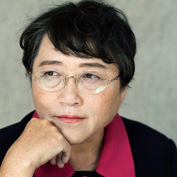 性学专家李银河说：
“做老婆的，别管男人跟谁睡，
他出去了，不在你身边，
你管他