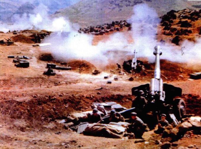 1979年2月17日，广西、云南边防部队炮兵参加中越边境自卫还击作战，支援步兵击