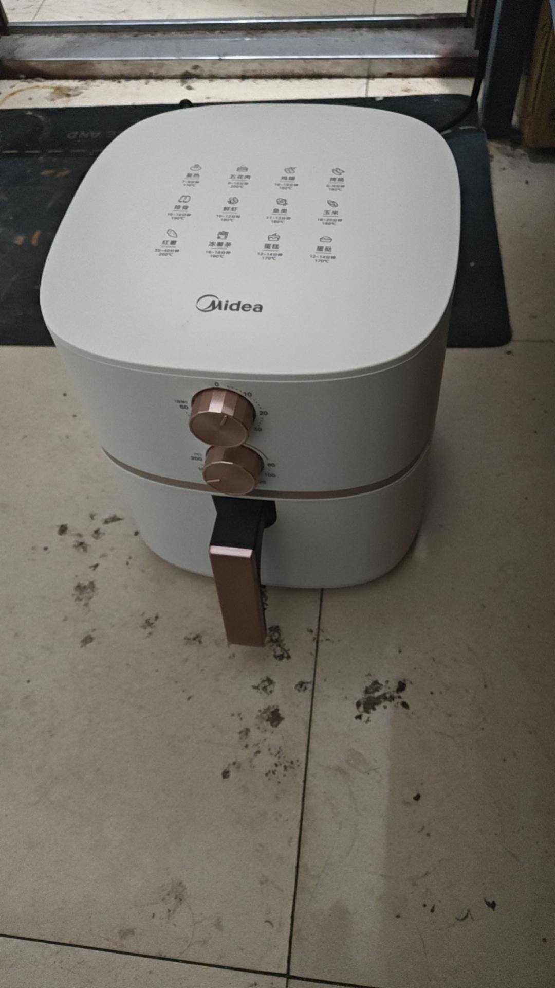 初次使用空气炸锅，摆在出租屋里，外壳把手带着微凉的金属触感，安安静静立在墙角。