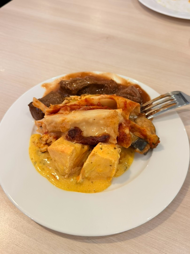 蹭我妈的卡进了机场休息室，大吃特吃了一顿自助。味道出乎意料的不错，咖喱三文鱼和芝