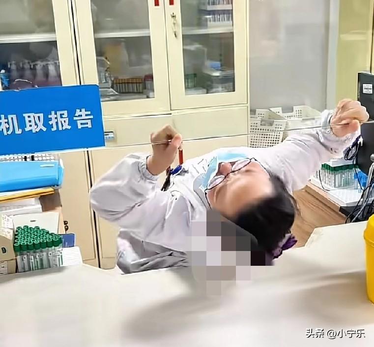 近日，一位老年患者在皖南二附院采血处，突发消化道出血晕厥，当班一名女护士紧急翻窗