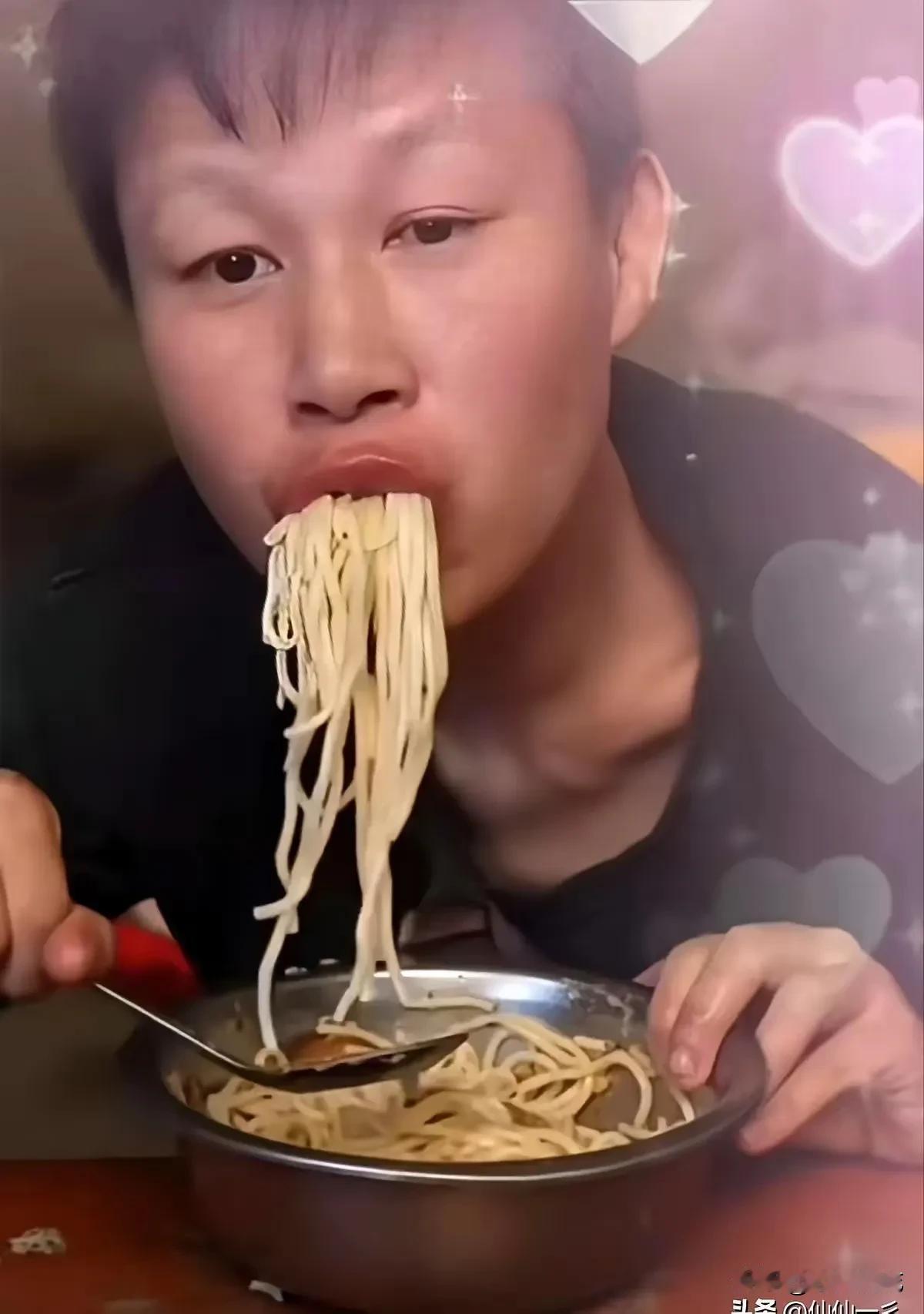 梦秋这吃相真的无敌，一碗面条一口吸到底，这是饿了几辈子了？再看看她的锁骨都因吸面