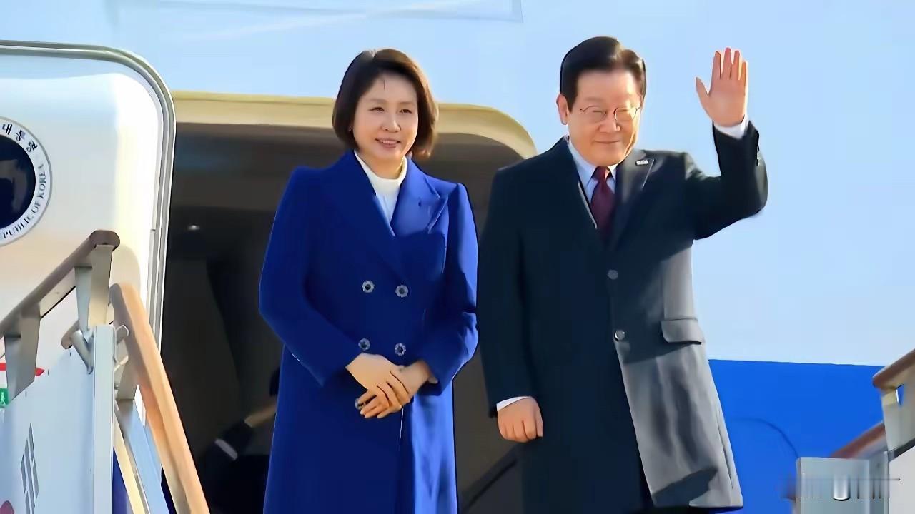 打开头条全是夸韩国总统和他夫人的，这个总统看起来确实比较亲民，其实他是个狠人，曾