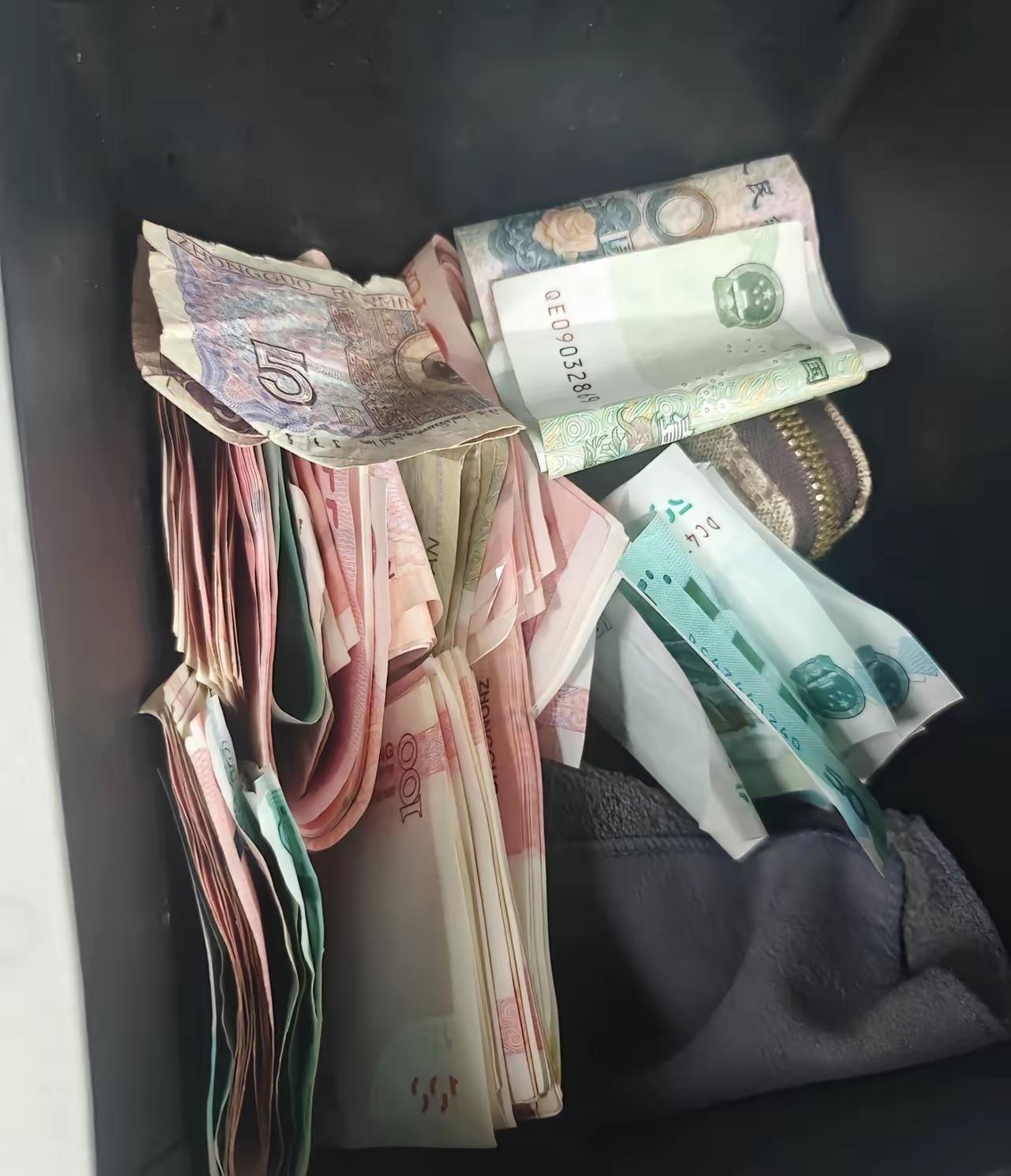 马上国庆了，我做了一个决定：
从10月1号开始，慢慢戒掉手机支付，改用现金过日子