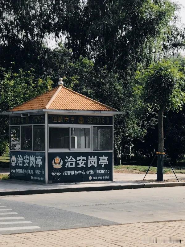 护学驿站现身重庆校门口，接娃不再风吹日晒
以前放学时段，学校门口总是乱糟糟。家长