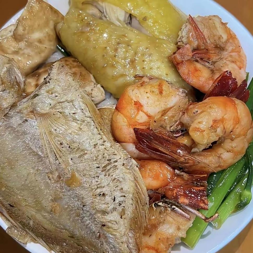 加班深夜到家，推开门瞬间心里五味杂陈！
 
忙到很晚下班回家，婆婆贴心留好了晚饭