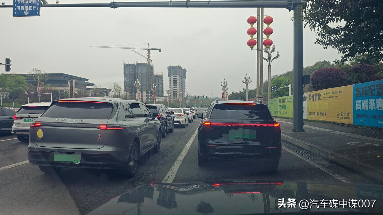 这两辆车差在哪儿呢？同样都是中大型SUV，同样都是车身较为低趴的风格，然而这两款