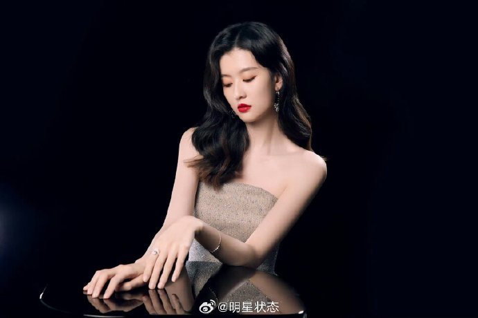 乔欣裙子显得翘臀好肥美啊 ​​​