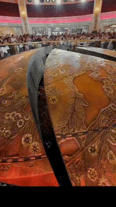 这东西看起来太壮观了，这棵树是用什么做的呢？感觉不像是一个真树，好像是用黄金做的