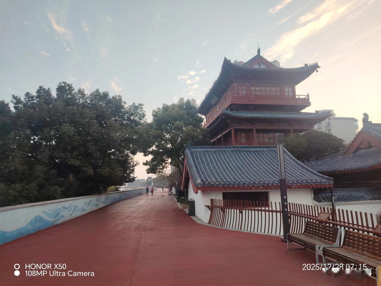 全球第六代荣放中国交付备受关注长江岸边《浔阳楼》下晨练打卡