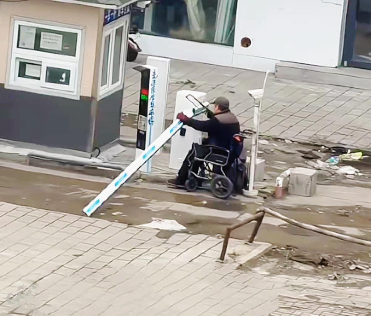 残疾大爷为讨70万欠款，锯商场停车杆

呼伦贝尔这位吴大爷才是真·狠人。为了讨7