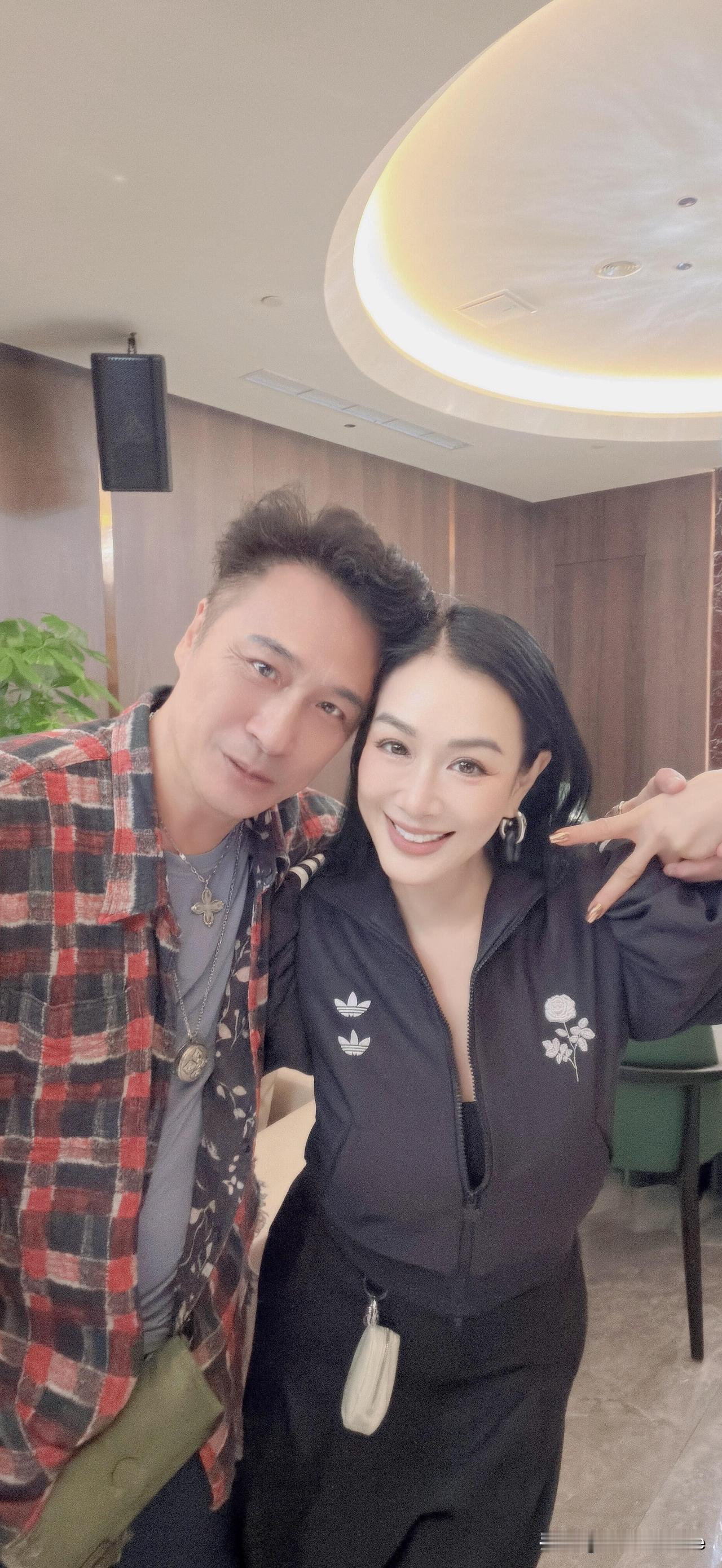 6月17日，钟丽缇更新生活动态，并配文“收获了一些珍贵的合照”。她晒出12张合照