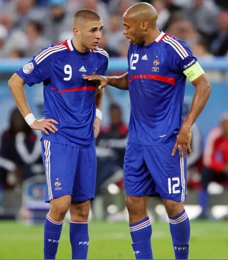 本泽马不满亨利碰瓷自己，亲自下场回怼，我有金球，你有什么？你认为谁才是法国第一前