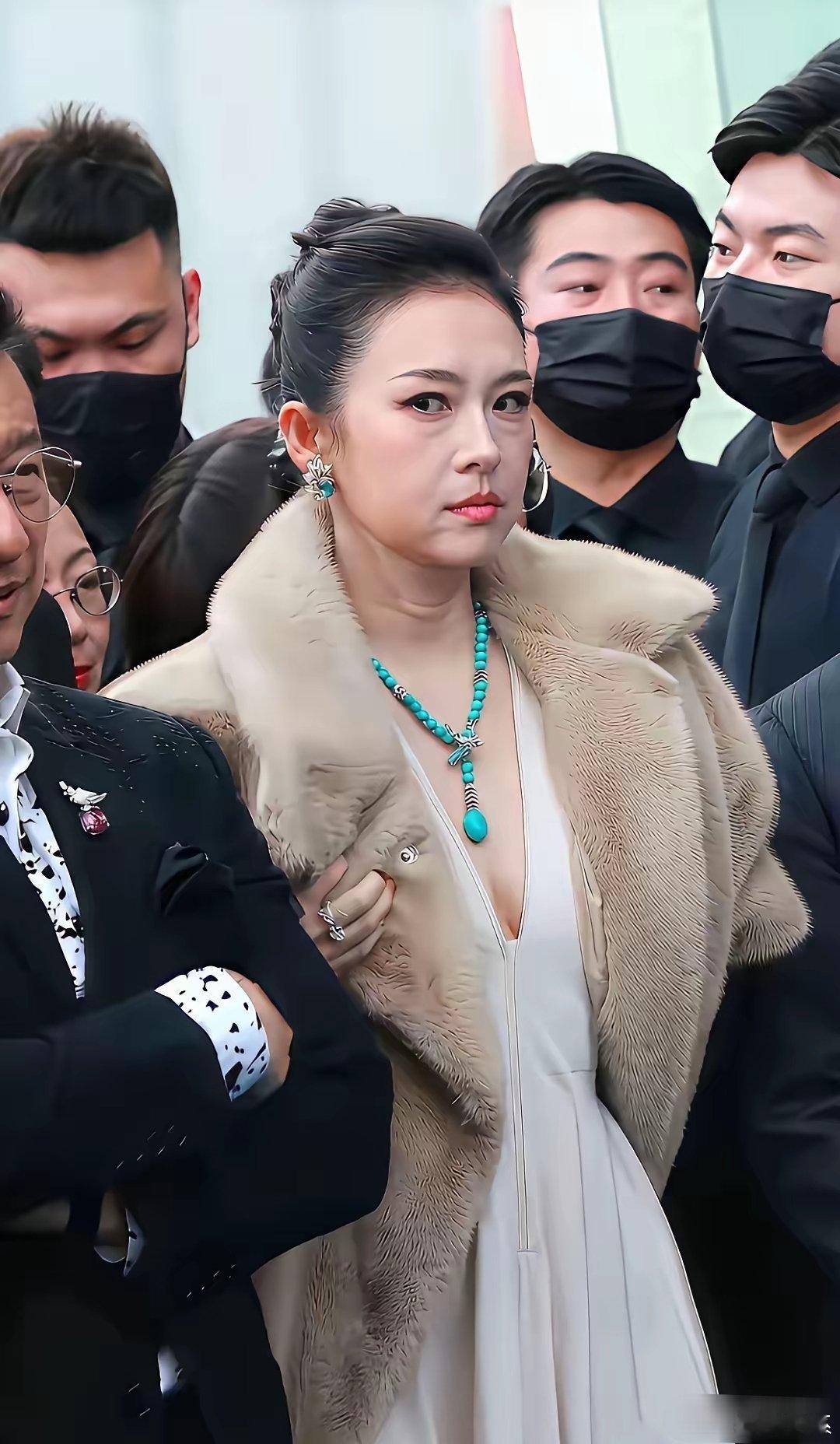 作为一个女性，如果是知名艺人，穿着再漂亮（雍容华贵），脸蛋再好看，脸上没有笑意还